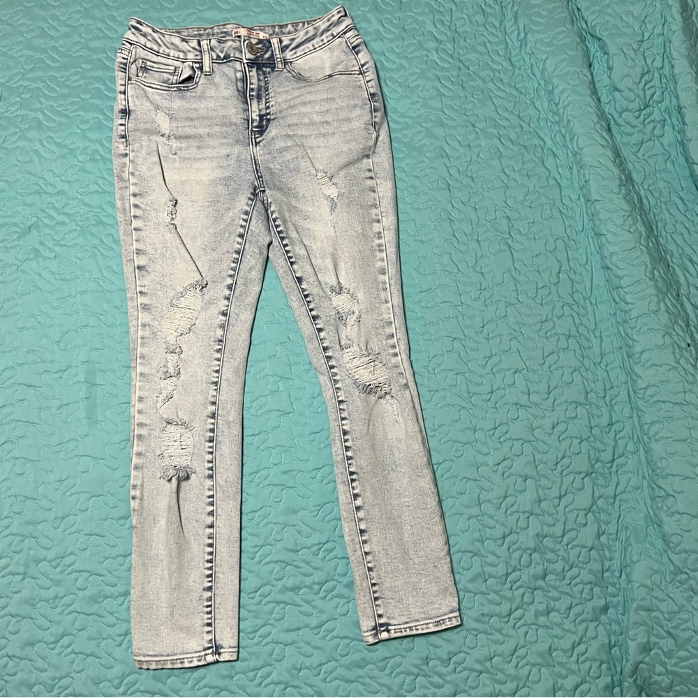 SO High-Rise ankle length skinny jeans. Size 9